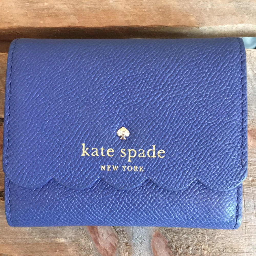 Kate Spade ♠️ scalloped edge wallet